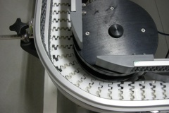 Bandy-rolkowe-zakret-FlexLink-XBBH-90A85R160-prowadzenie-butelki